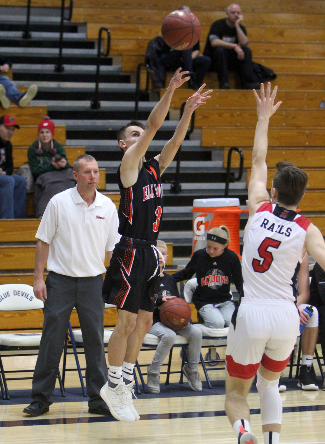 Elk Mound boys basketball vs Altoona 12-1-18
